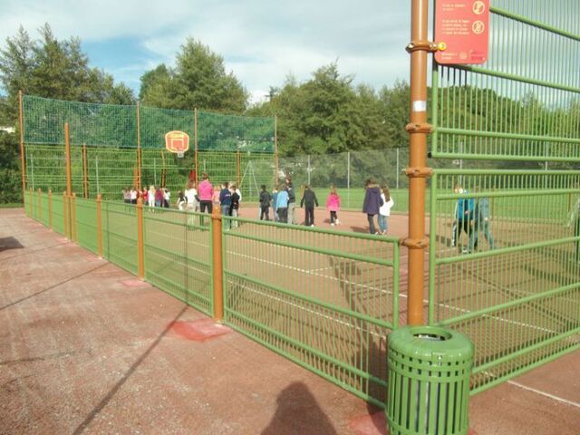 Terrain multisports enfants.JPG